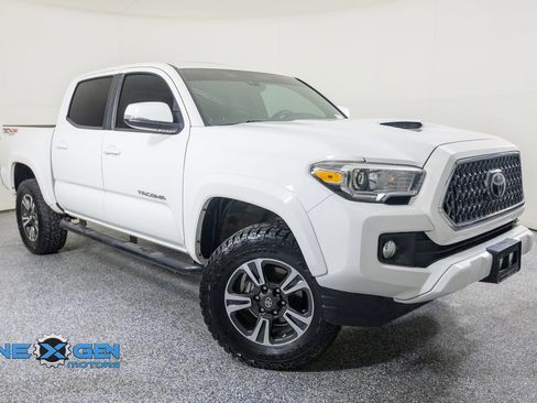 Used 2019 Toyota Tacoma TRD Sport AWD/4WD image 1