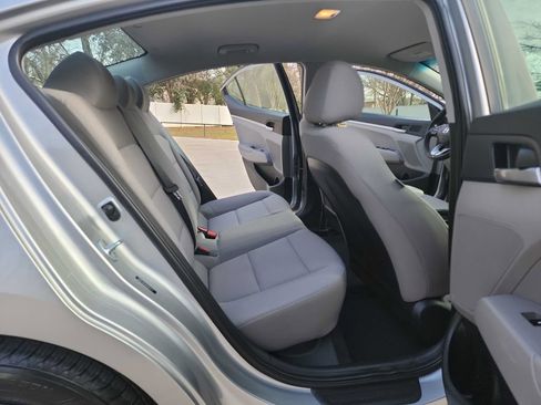 Used 2020 Hyundai Elantra SE image 32