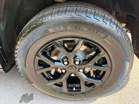 Used 2025 Jeep Grand Cherokee Altitude AWD/4WD image 11