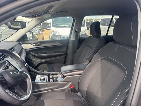 Used 2023 Jeep Grand Cherokee Laredo image 5