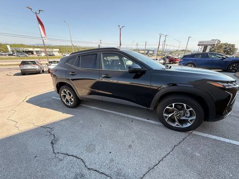 Used 2025 Chevrolet Trax LT w/ LT Convenience Package image 3