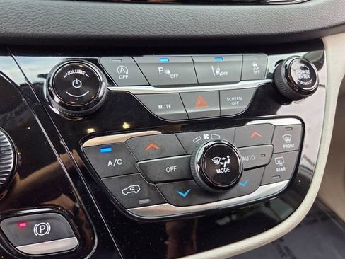 Used 2023 Chrysler Pacifica Touring-L FWD image 26