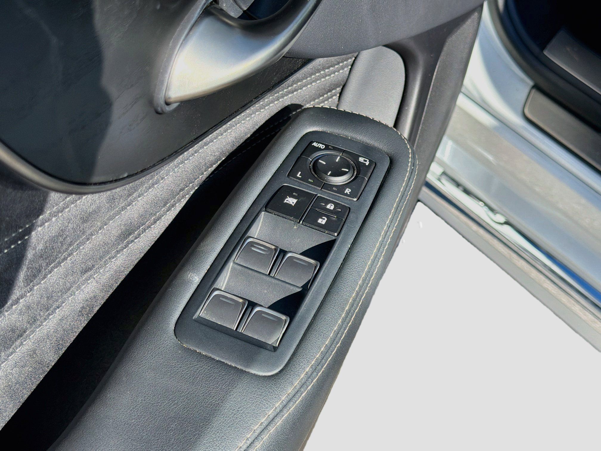 Used 2024 Lexus LS 500 RWD image 23