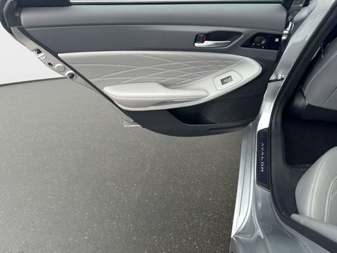 Used 2020 Toyota Avalon Limited image 11