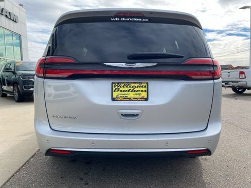 Used 2024 Chrysler Pacifica Touring-L FWD image 6
