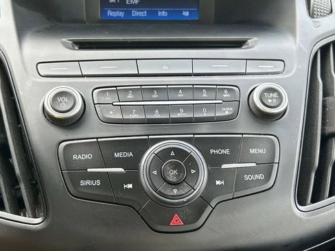 Used 2016 Ford Focus SE w/ SE Power Seat Package image 25