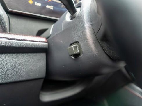 Used 2025 Chevrolet Traverse RS image 26