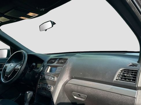 Used 2018 Ford Explorer XLT image 31