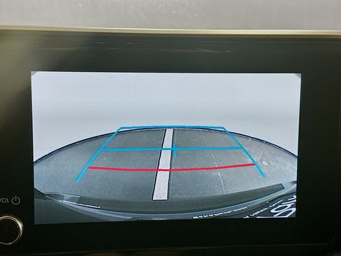 Used 2025 Toyota Highlander LE image 23