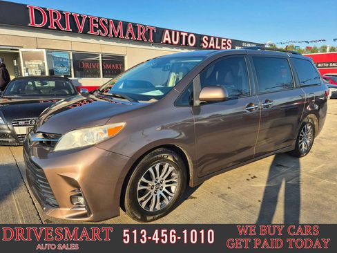 Used 2019 Toyota Sienna XLE image 1