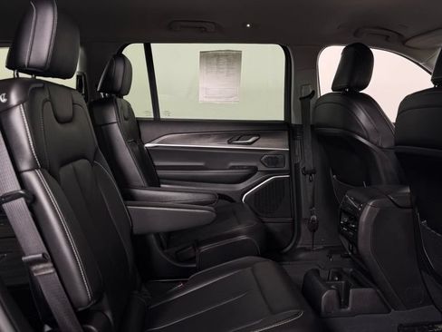 Used 2023 Jeep Grand Cherokee L Limited w/ Black Appearance Package AWD/4WD image 33