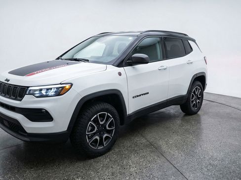 Used 2025 Jeep Compass Trailhawk AWD/4WD image 3