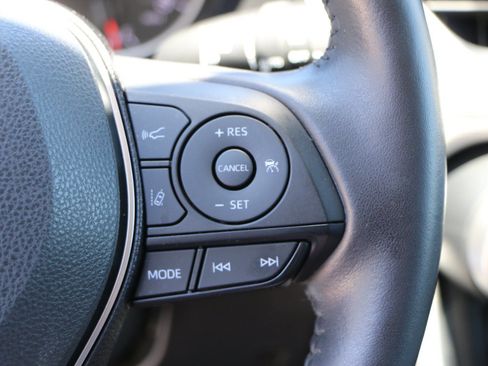 Used 2020 Toyota RAV4 XLE Premium FWD image 21