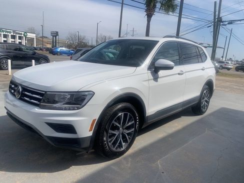 Used 2018 Volkswagen Tiguan SE w/ Panoramic Sunroof Package image 6