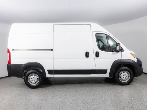 Used 2024 RAM ProMaster 2500 w/ Convenience Group image 11