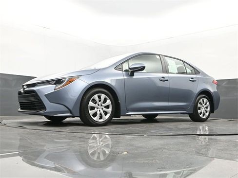 Used 2025 Toyota Corolla LE image 28