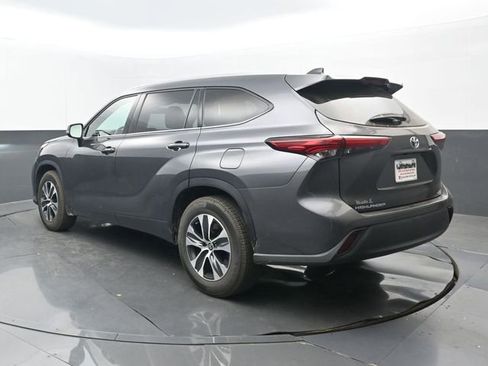 Used 2022 Toyota Highlander XLE image 3