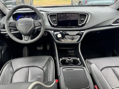 Used 2025 Chrysler Pacifica Limited image 13