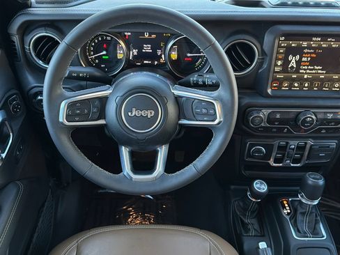 Used 2023 Jeep Wrangler Unlimited Sahara AWD/4WD image 16