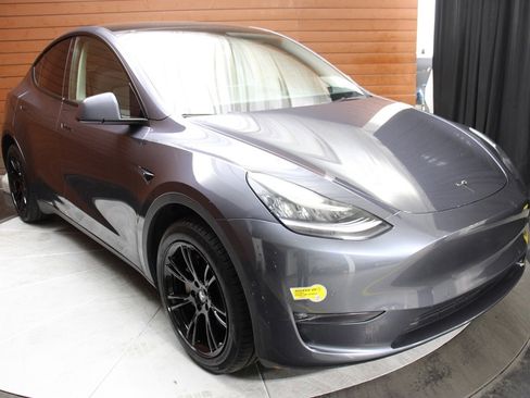 Used 2022 Tesla Model Y Long Range image 17