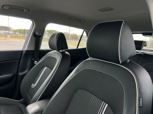 Used 2023 Hyundai Venue Limited image 14