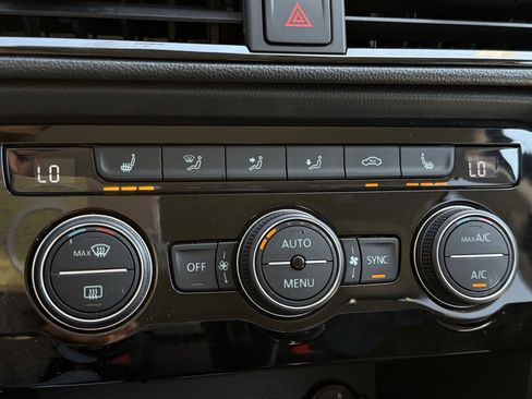 Certified 2024 Volkswagen Taos SE image 11