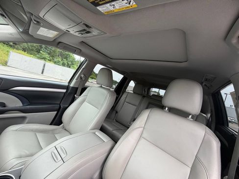 Used 2018 Toyota Highlander XLE AWD/4WD image 19
