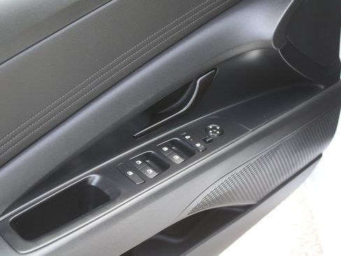 Used 2025 Hyundai Elantra Sport FWD image 18