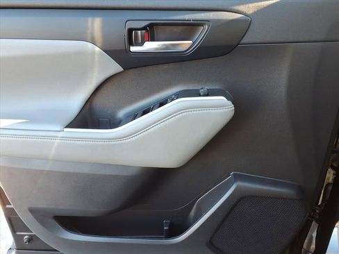 Used 2022 Toyota Highlander XLE image 13