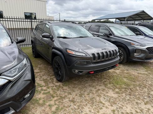 Used 2018 Jeep Cherokee Trailhawk w/ Comfort/Convenience Group AWD/4WD image 3