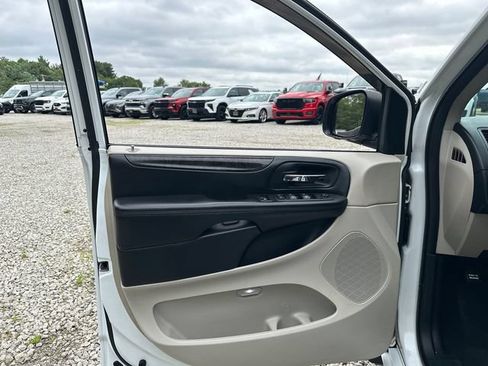 Used 2015 Dodge Grand Caravan SXT w/ UConnect Hands-Free Group FWD image 23