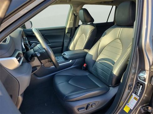 Used 2024 Toyota Highlander XLE image 12