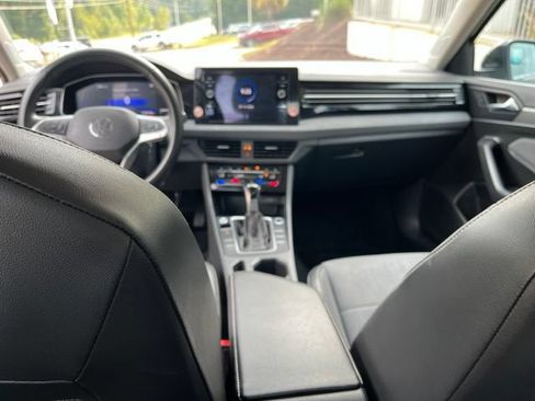 Used 2025 Volkswagen Jetta SE FWD image 16
