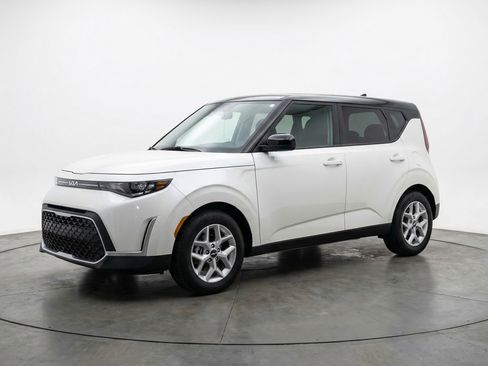 Used 2025 Kia Soul LX w/ LX Technology Package image 3