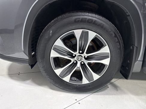 Used 2022 Toyota Highlander XLE image 8