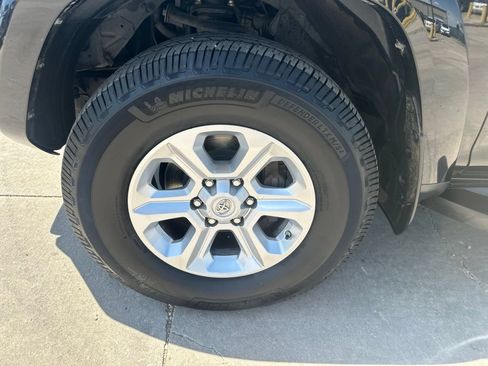 Used 2019 Toyota 4Runner SR5 AWD/4WD image 38