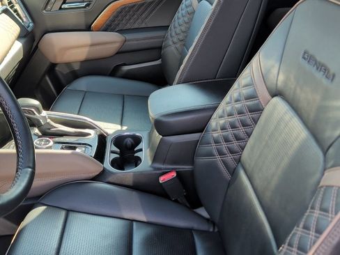 Used 2023 GMC Canyon Denali image 6