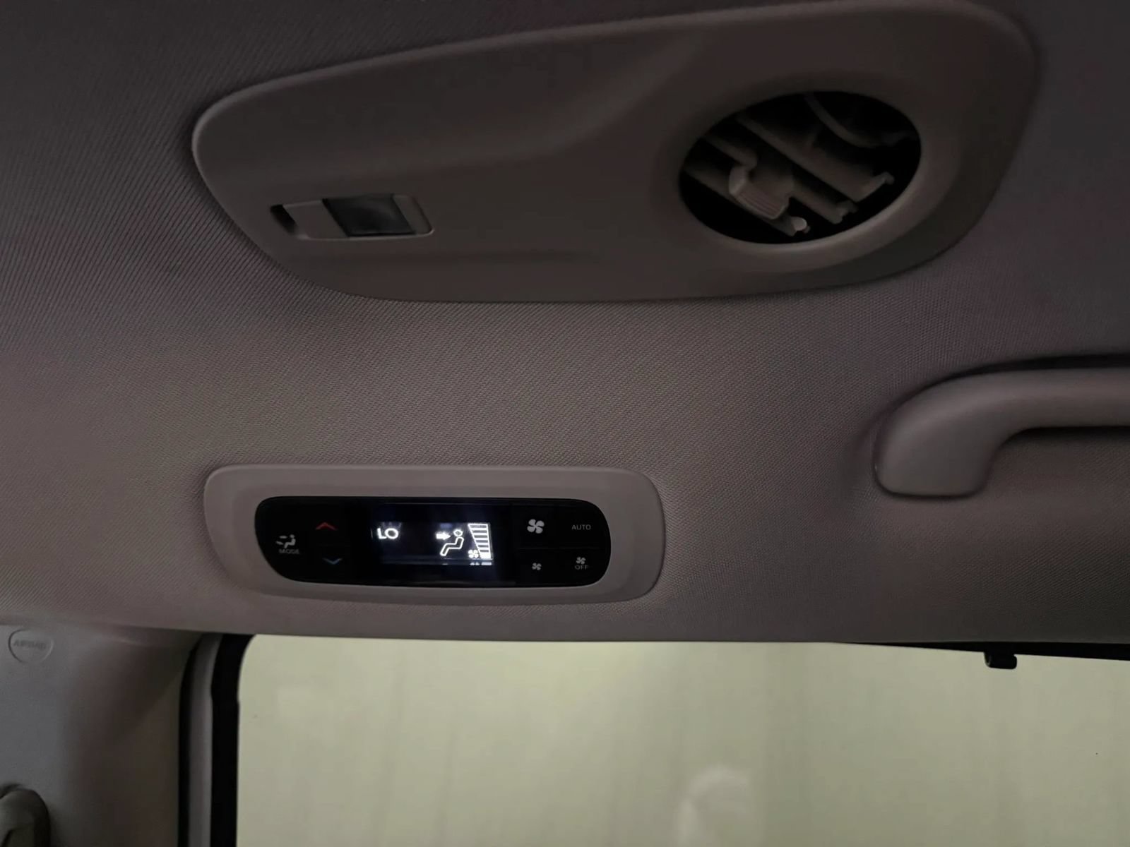 Used 2018 Chrysler Pacifica Touring-L FWD image 41