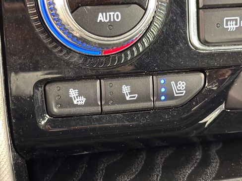 Used 2024 GMC Yukon XL Denali RWD image 32