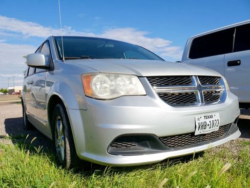 Used 2012 Dodge Grand Caravan SXT image 2