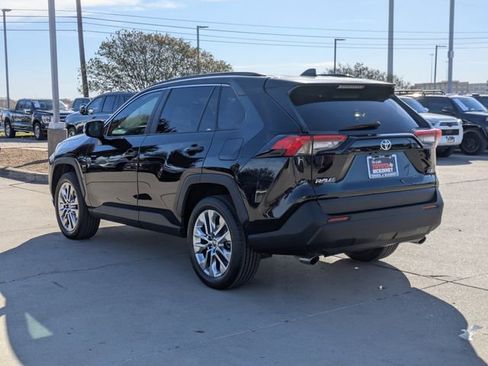 Used 2021 Toyota RAV4 XLE Premium image 8
