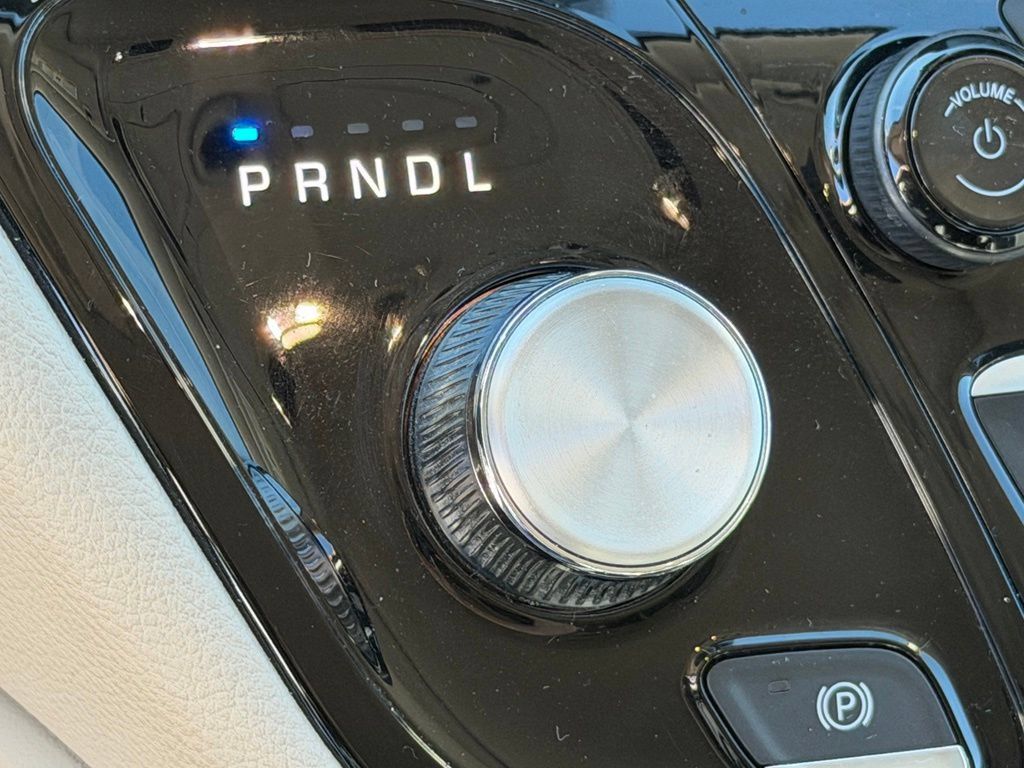 Used 2024 Chrysler Pacifica Limited w/ Uconnect Theater Family Group FWD image 30