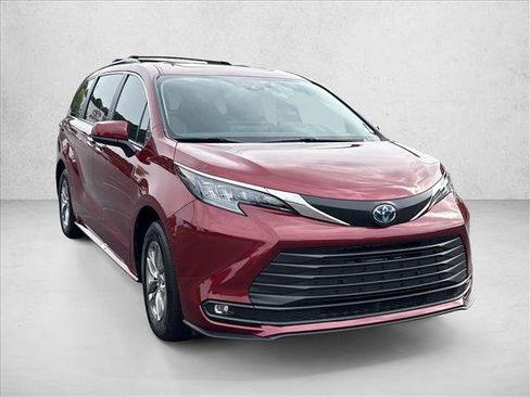 Certified 2025 Toyota Sienna XLE FWD image 3