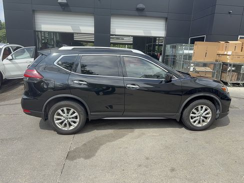 Used 2018 Nissan Rogue SV w/ Sun & Sound Touring Package AWD/4WD image 4