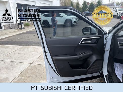 Used 2023 Mitsubishi Outlander 4WD Plug-In Hybrid image 16