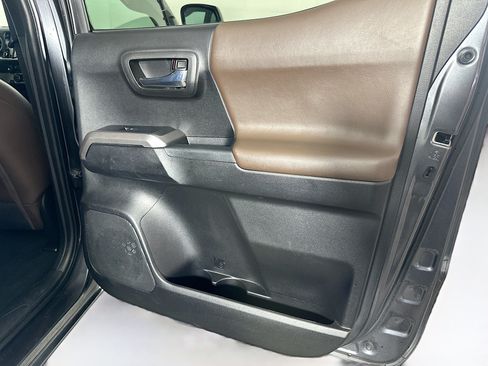 Used 2022 Toyota Tacoma Limited RWD image 30