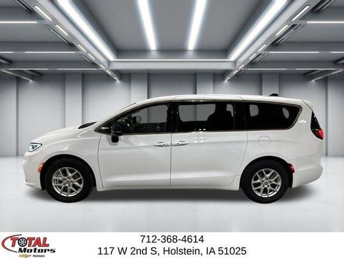 Used 2024 Chrysler Pacifica Touring-L FWD image 5