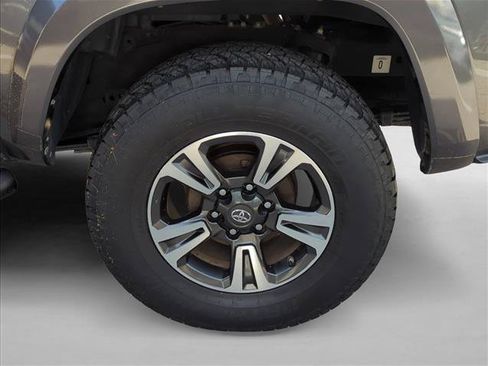 Used 2019 Toyota Tacoma TRD Sport w/ Technology Package RWD image 8