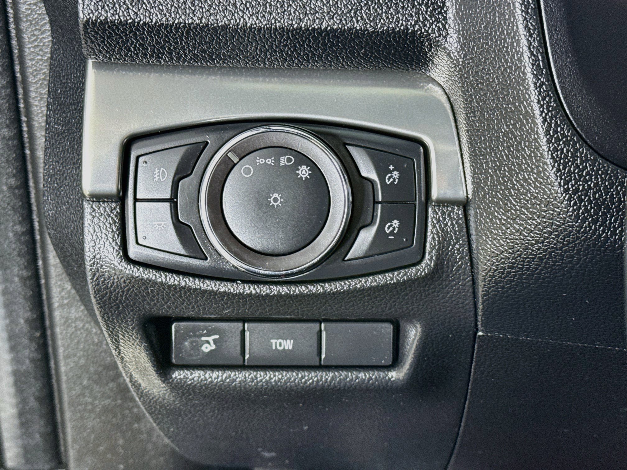 Used 2018 Ford Explorer XLT w/ Equipment Group 202A AWD/4WD image 12