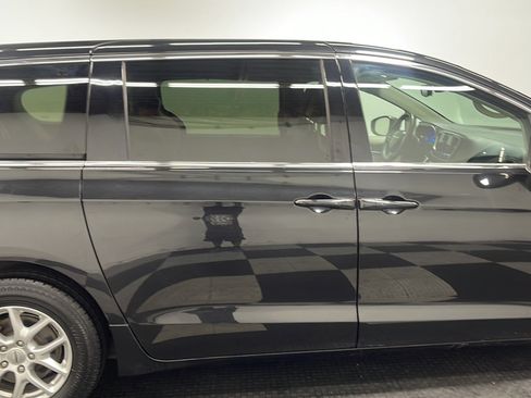 Used 2023 Chrysler Pacifica Touring-L FWD image 21